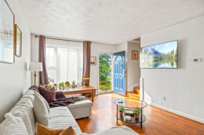 -- King Bed & Free Parking -- Vintage Retreat --